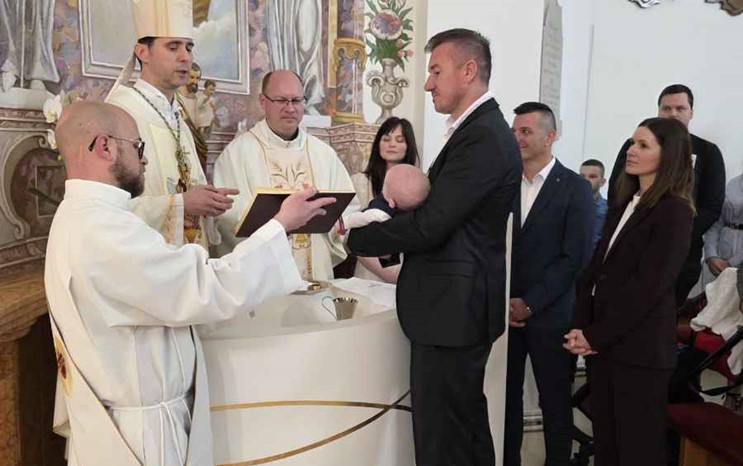 Biskup Kovač krstio šesto dijete obitelji Jeđud u Brezovici